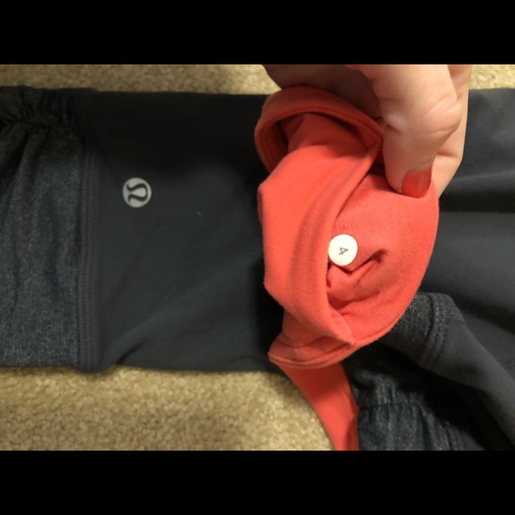 Gray lululemon cropped leggings - Picture 3 of 3